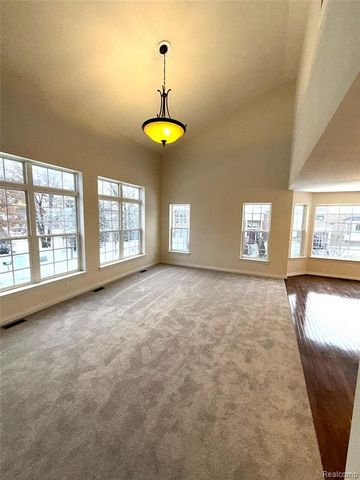 71 Grandview Circle, White Lake, MI 48386