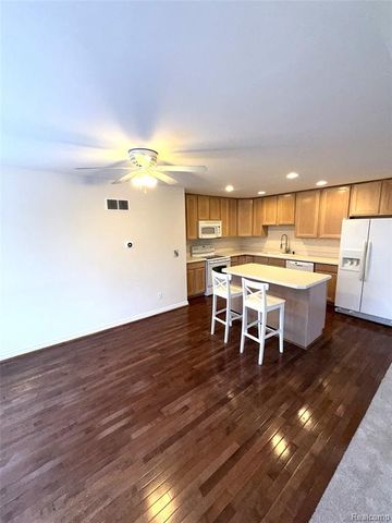 71 Grandview Circle, White Lake, MI 48386