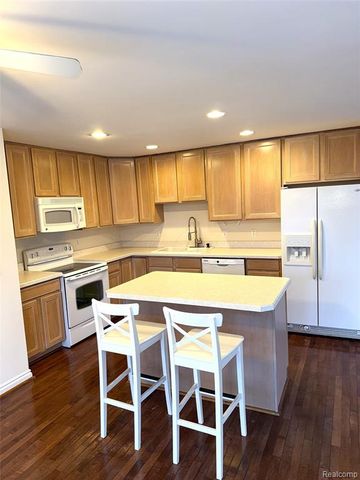 71 Grandview Circle, White Lake, MI 48386