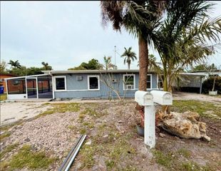 1115/1117 7th WAY, North Fort Myers, FL 33903