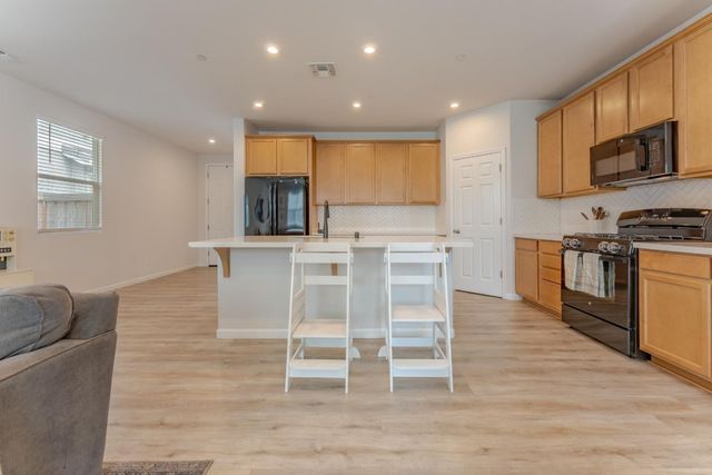 9584 Del Seis Drive, Sacramento, CA 95829