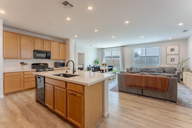 9584 Del Seis Drive, Sacramento, CA 95829