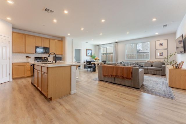 9584 Del Seis Drive, Sacramento, CA 95829