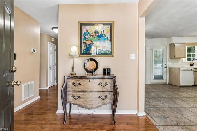 121 View Pointe DR, Newport News, VA 23603