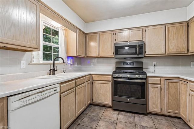 121 View Pointe DR, Newport News, VA 23603