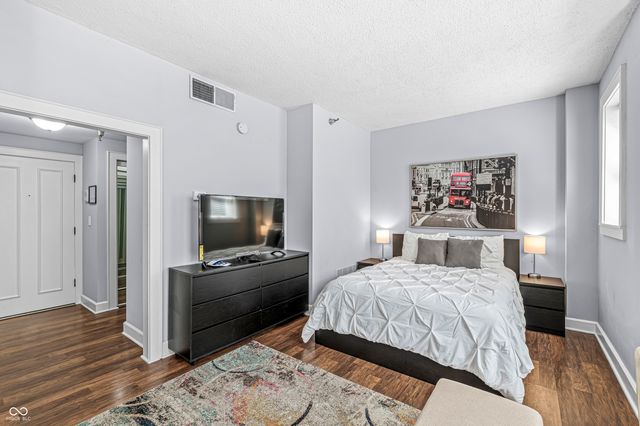230 E 9th Street 107, Indianapolis, IN 46204