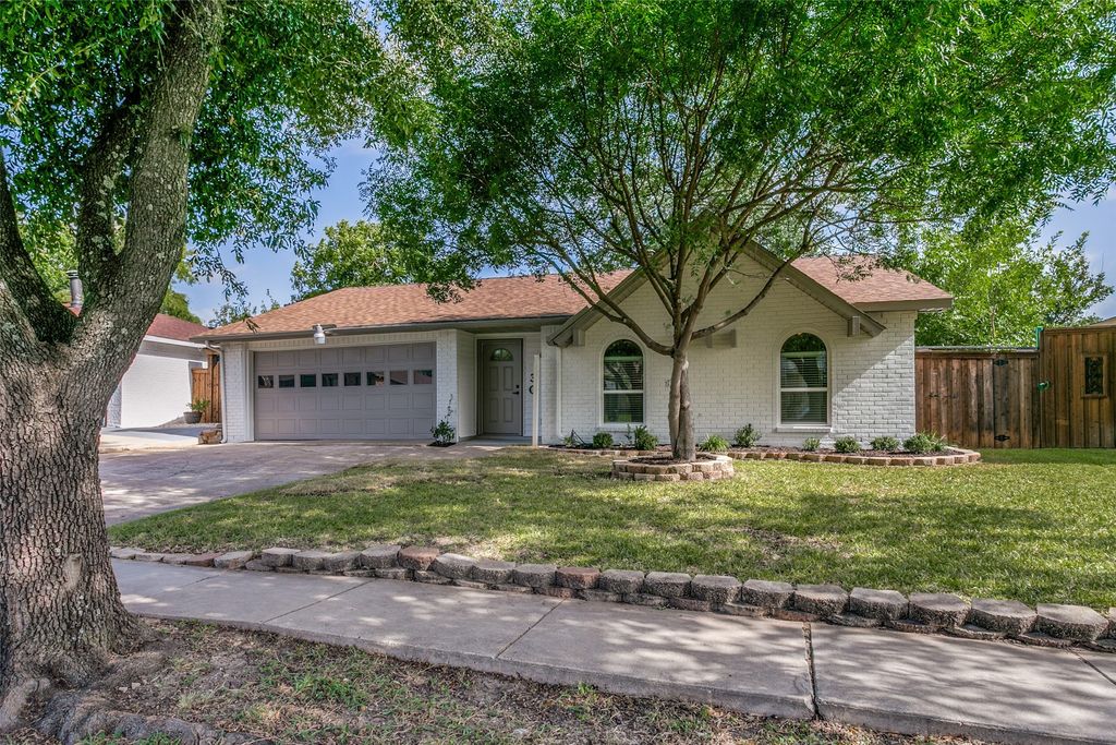 430 E Grenoble Drive, Grand Prairie, TX 75052