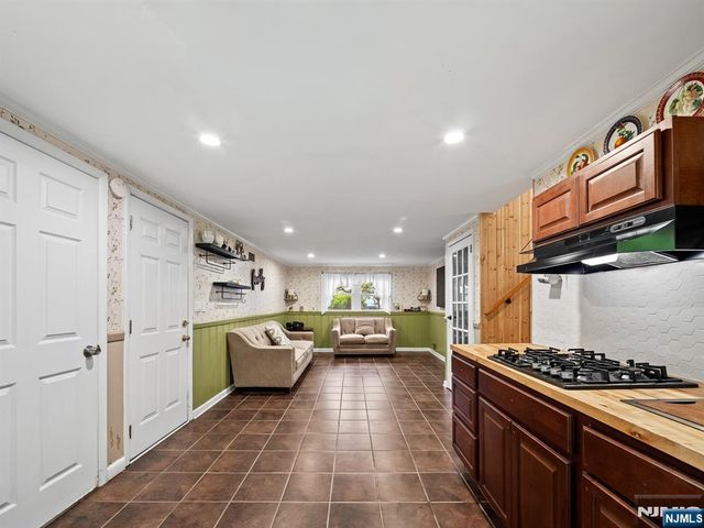 17 Ravine Court, Clifton, NJ 07013