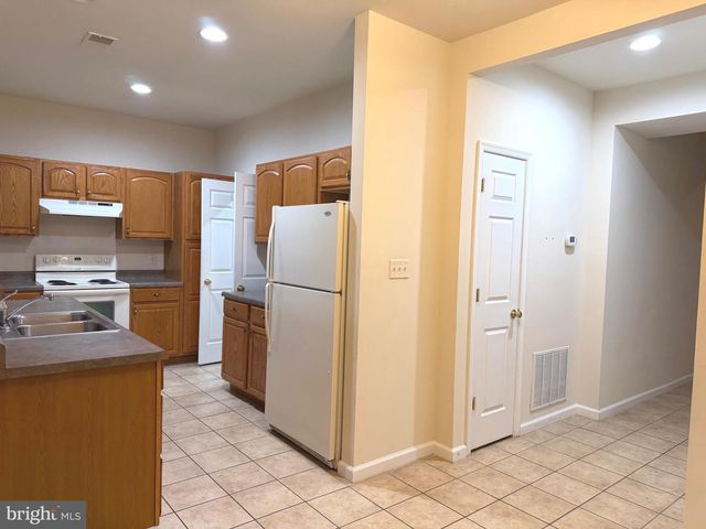 2048 POWELL DR, Chambersburg, PA 17201