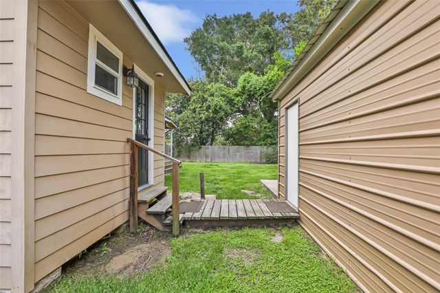 202 E Kay Street, Dayton, TX 77535