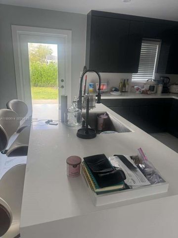 1001 NW 148th St 1001, Miami, FL 33168