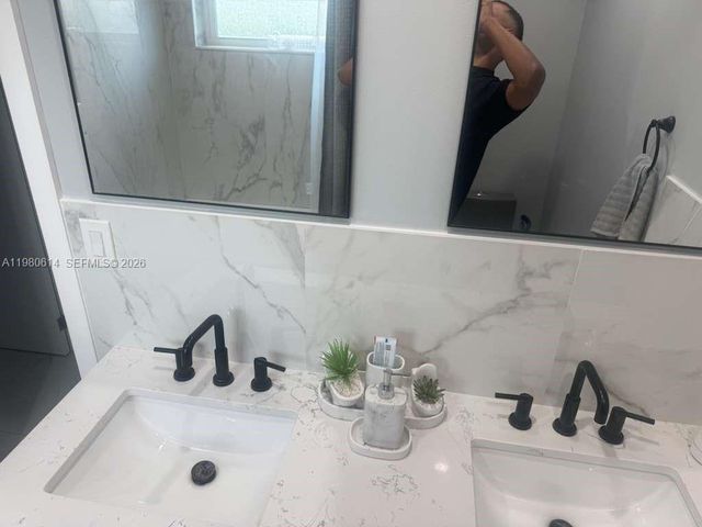 1001 NW 148th St 1001, Miami, FL 33168