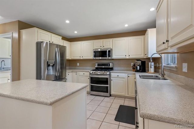 221 Maplewood Drive 28, Clawson, MI 48348