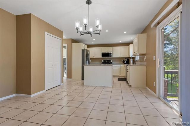 221 Maplewood Drive 28, Clawson, MI 48348