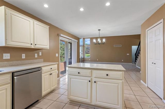 221 Maplewood Drive 28, Clawson, MI 48348