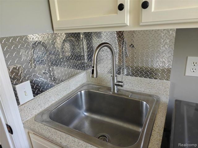221 Maplewood Drive 28, Clawson, MI 48348