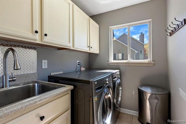 221 Maplewood Drive 28, Clawson, MI 48348