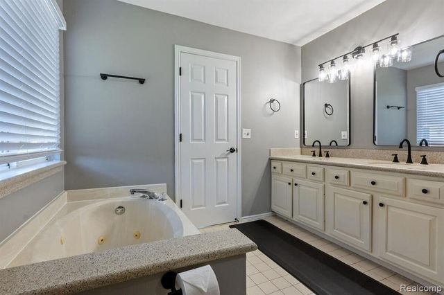 221 Maplewood Drive 28, Clawson, MI 48348