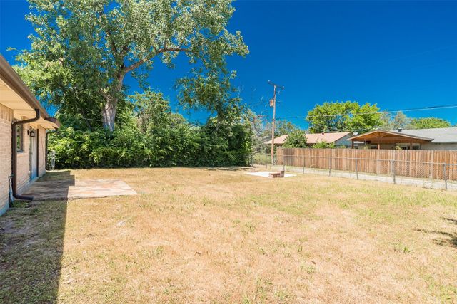 502 Campfire Drive, Grand Prairie, TX 75052