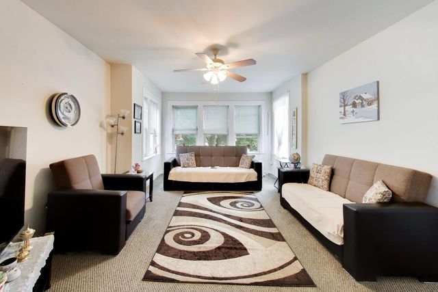 6718 N Campbell Avenue, Chicago, IL 60645