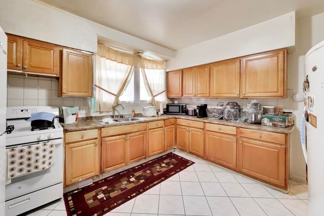 6718 N Campbell Avenue, Chicago, IL 60645