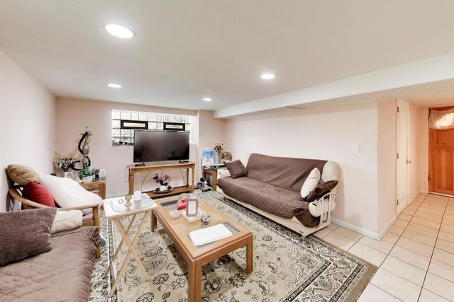6718 N Campbell Avenue, Chicago, IL 60645