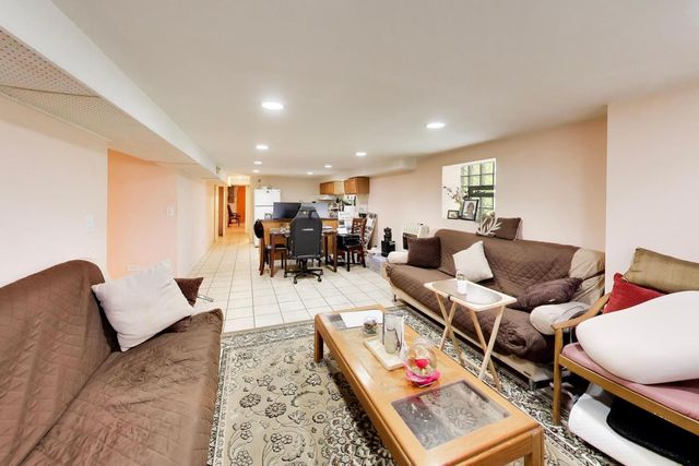 6718 N Campbell Avenue, Chicago, IL 60645