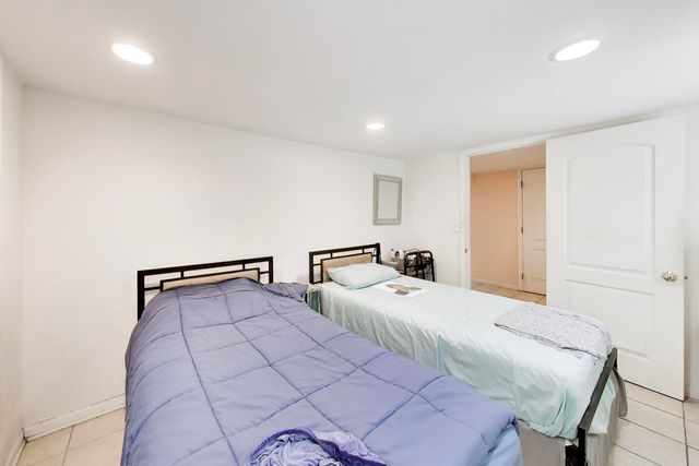 6718 N Campbell Avenue, Chicago, IL 60645