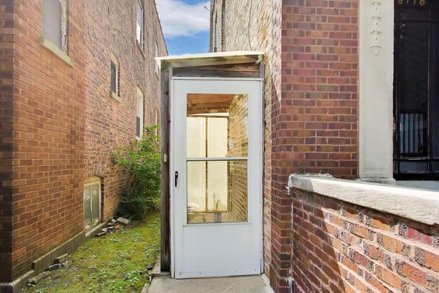 6718 N Campbell Avenue, Chicago, IL 60645
