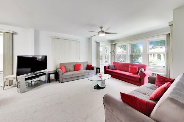 6718 N Campbell Avenue, Chicago, IL 60645