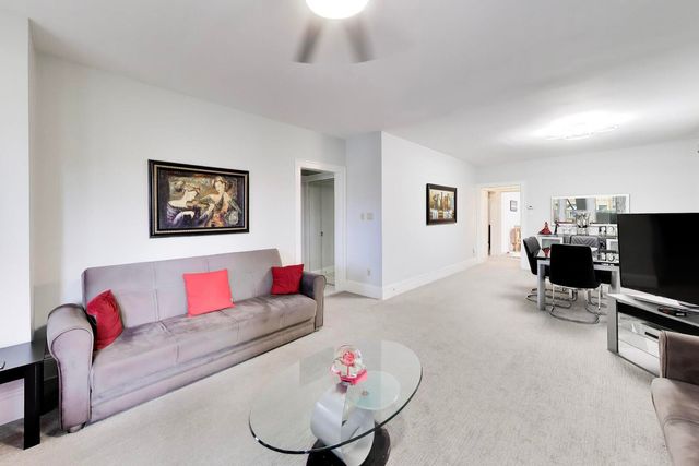 6718 N Campbell Avenue, Chicago, IL 60645