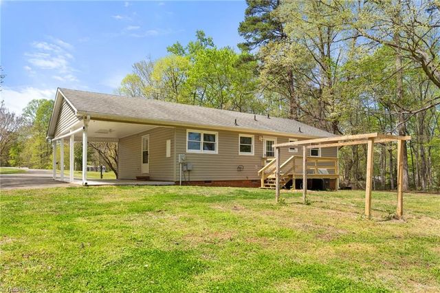 3712 Old 52 Road, Pinnacle, NC 27043