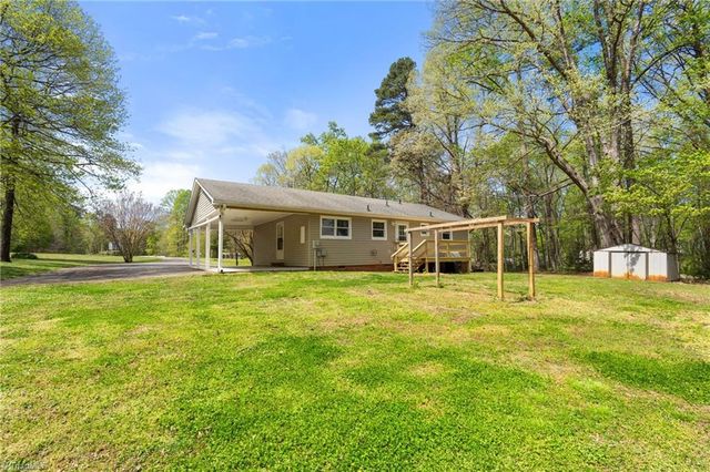 3712 Old 52 Road, Pinnacle, NC 27043