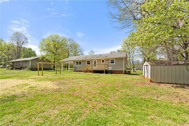 3712 Old 52 Road, Pinnacle, NC 27043