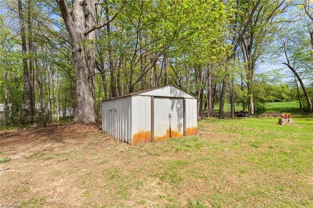3712 Old 52 Road, Pinnacle, NC 27043