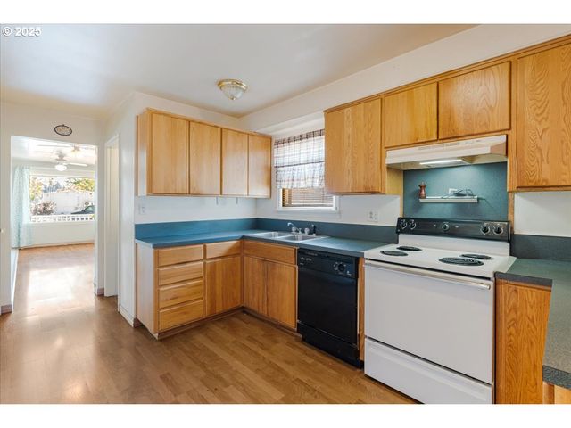 603 E 6TH St, Newberg, OR 97132