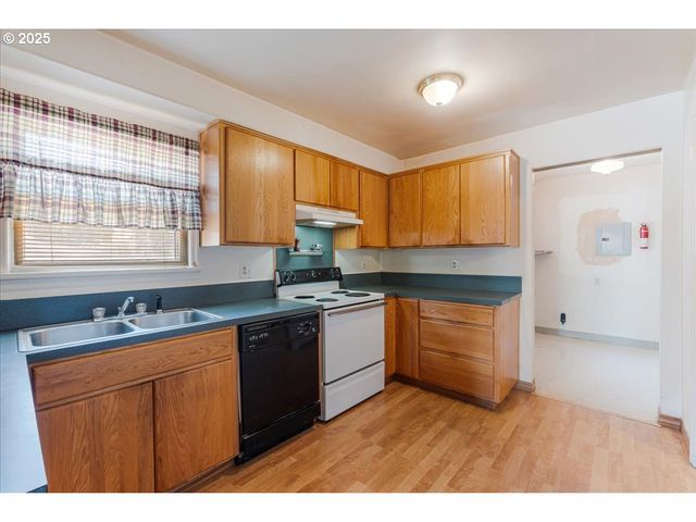 603 E 6TH St, Newberg, OR 97132