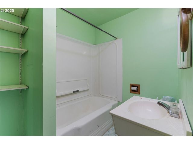 603 E 6TH St, Newberg, OR 97132