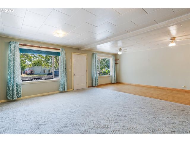 603 E 6TH St, Newberg, OR 97132