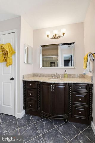8 BOULDERCREST CT, Rockville, MD 20850