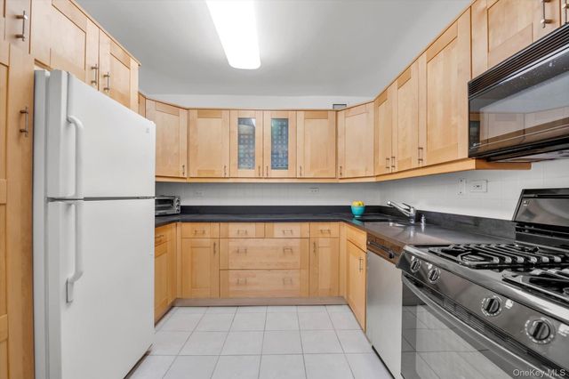 2 Bay Club Drive 2B, Bayside, NY 11360