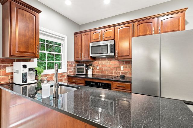 4 Oakes Circle 4, Millbury, MA 01527