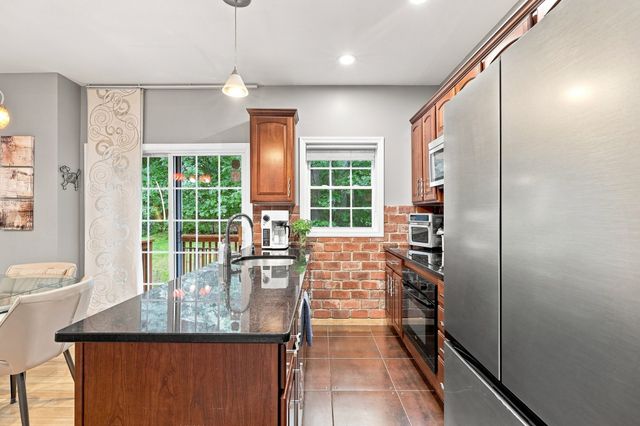 4 Oakes Circle 4, Millbury, MA 01527
