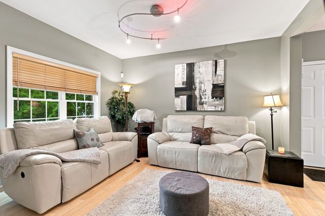 4 Oakes Circle 4, Millbury, MA 01527