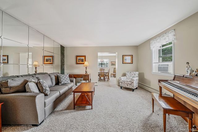 527 Milligan Lane, West Islip, NY 11795