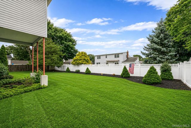527 Milligan Lane, West Islip, NY 11795