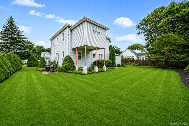 527 Milligan Lane, West Islip, NY 11795