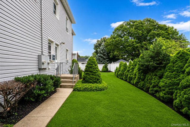 527 Milligan Lane, West Islip, NY 11795