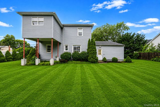 527 Milligan Lane, West Islip, NY 11795