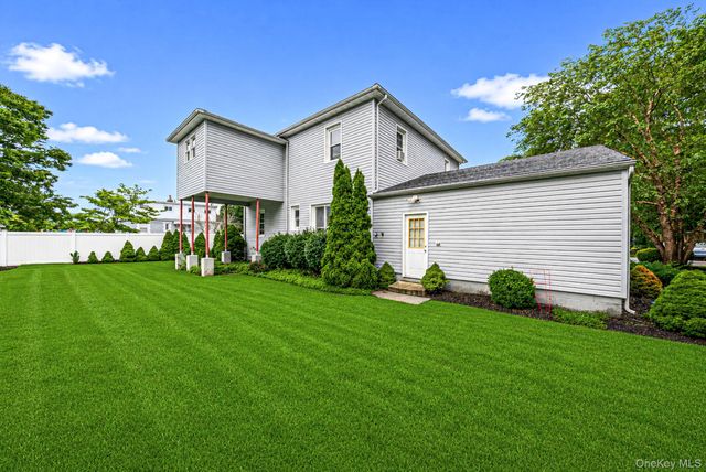 527 Milligan Lane, West Islip, NY 11795